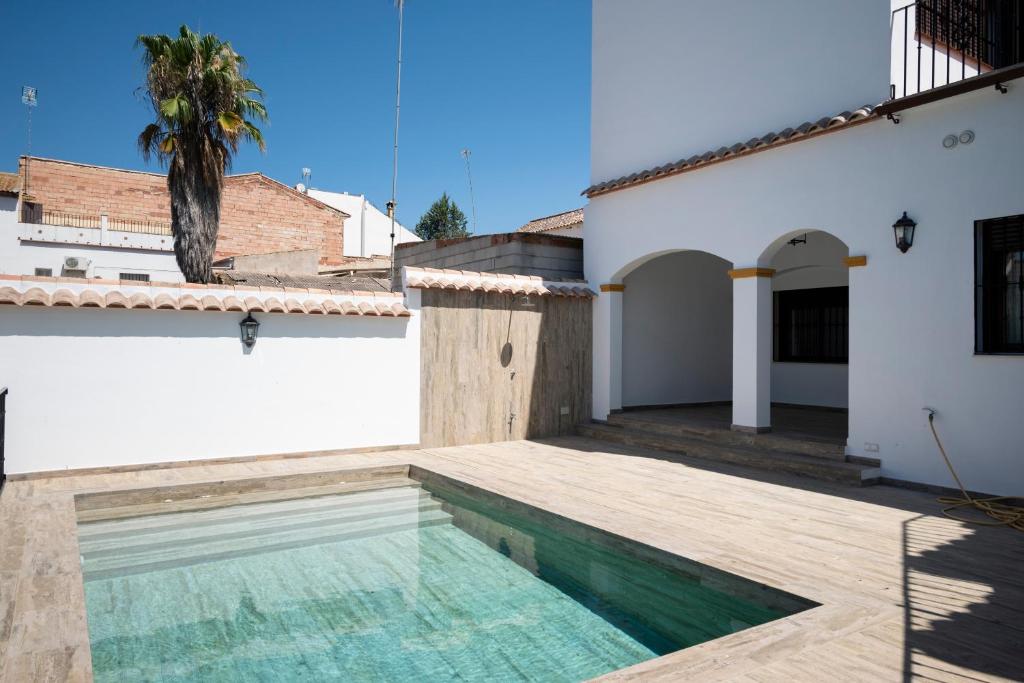 een zwembad in de achtertuin van een huis bij CASA DON ALEJANDRO y DOÑA FLORENCIA in Hornachuelos
