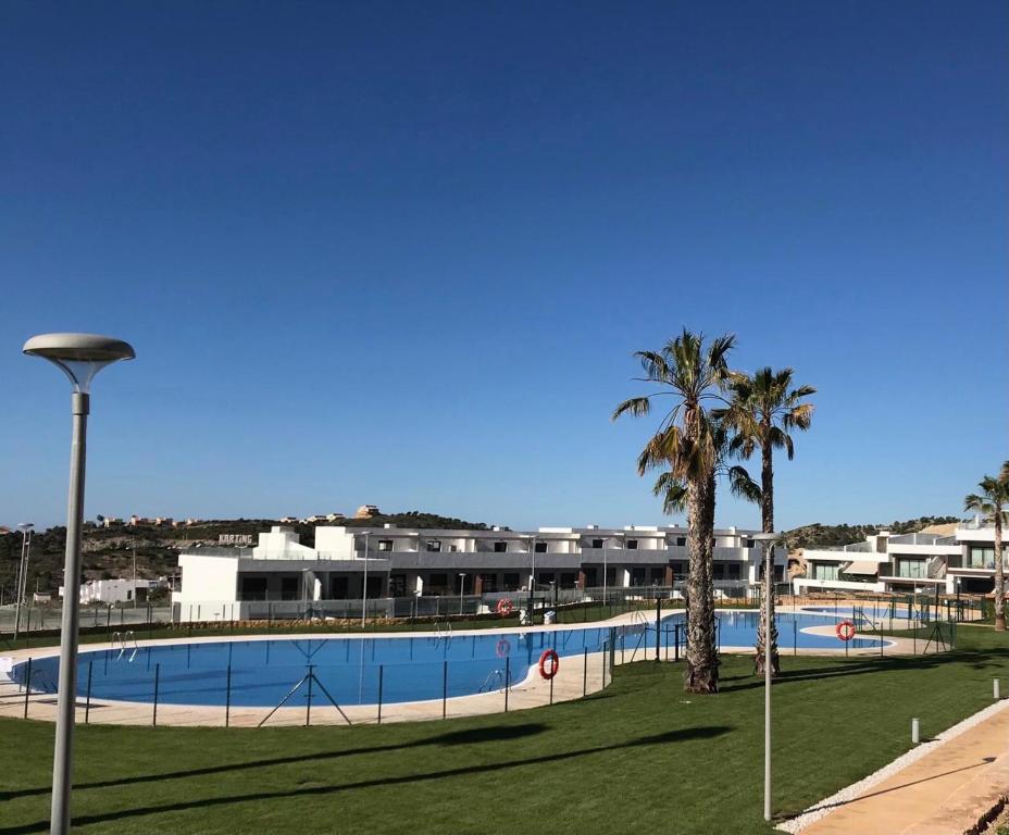 Bazén v ubytování Casa Holiday Finestrat - 3 bedroom flat with common pool nebo v jeho okolí