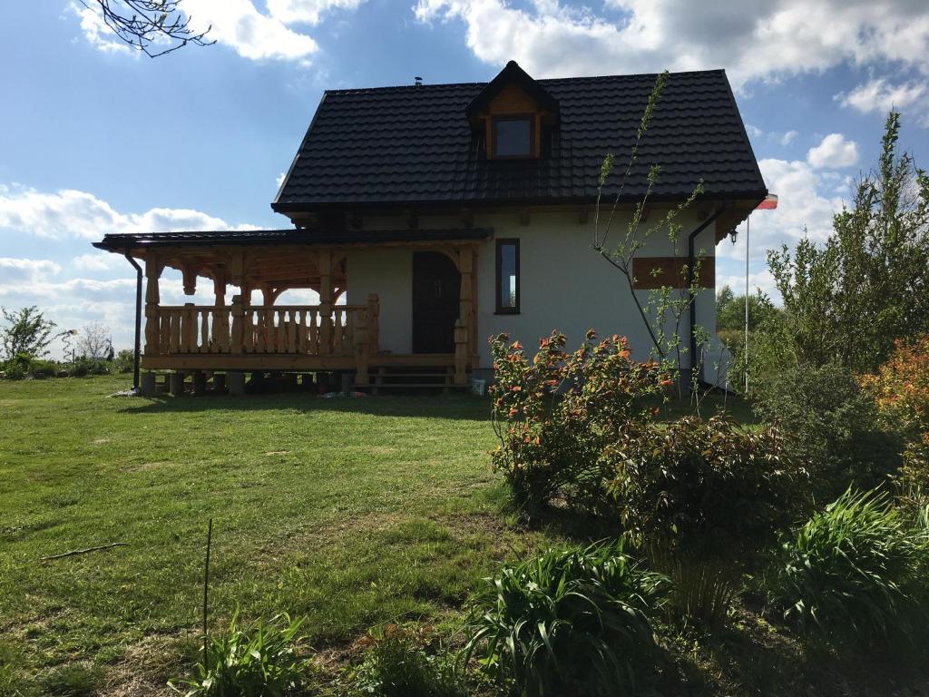uma pequena casa com um gazebo num quintal em Domek na wsi Roztocze Bania Bilard 