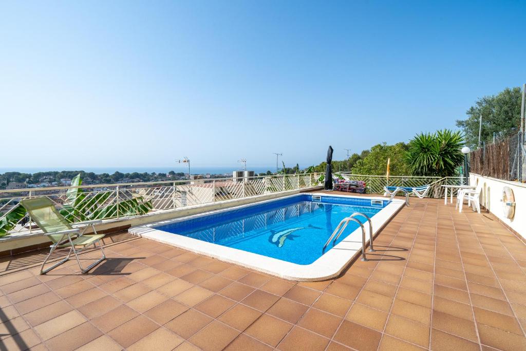 una piscina en la parte superior de una casa en Villa Sabela, en Segur de Calafell