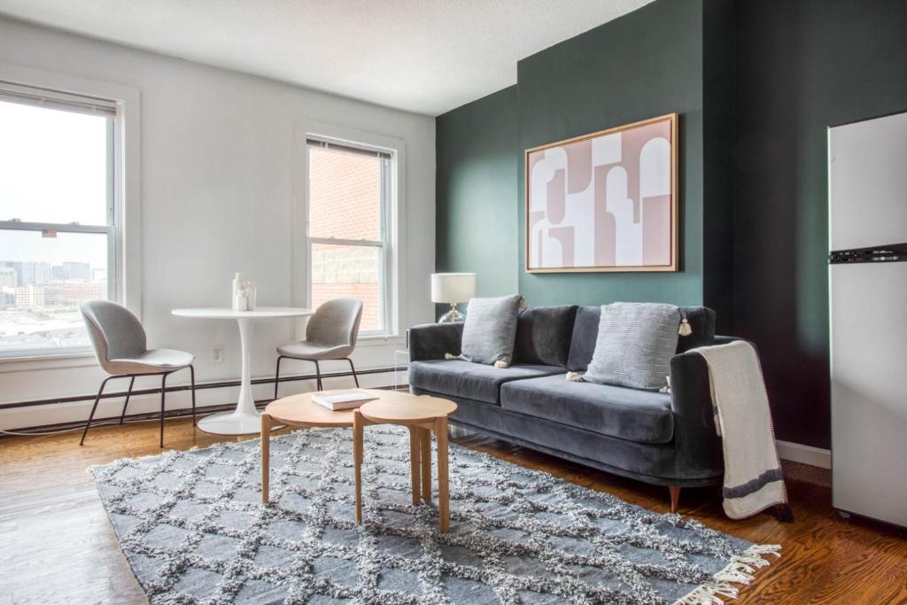 Uma área de estar em Well-located S Boston 1BR on E Broadway BOS-474