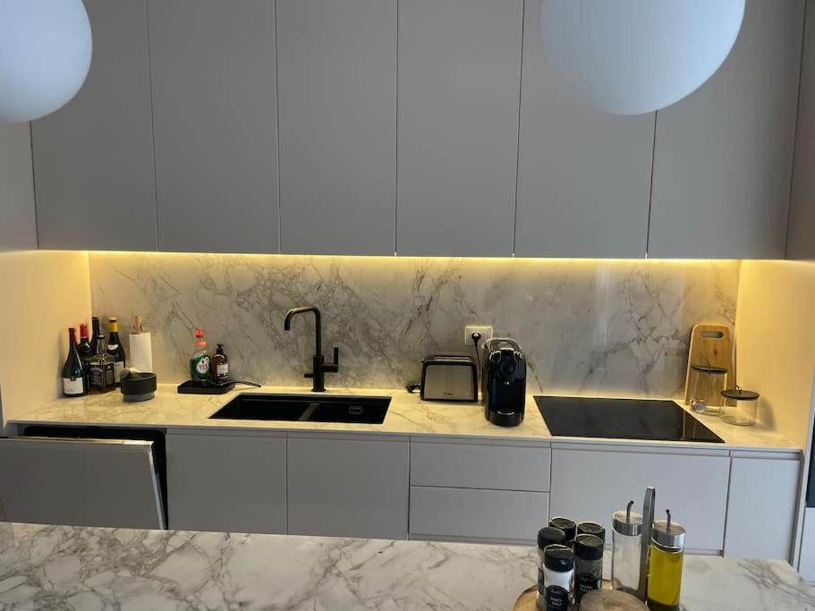 Luxury ground floor Apt with garden - Bay of Lalzi - Image 8