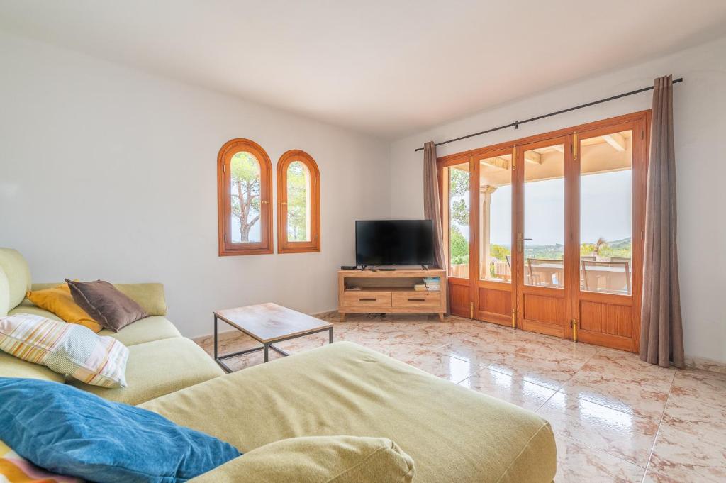 A television and/or entertainment centre at Finca Bosc de Can Alou by Mallorca House Rent