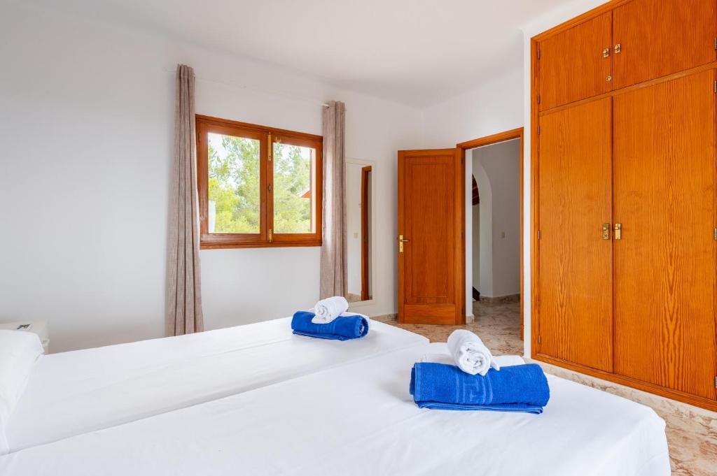 A bed or beds in a room at Finca Bosc de Can Alou by Mallorca House Rent