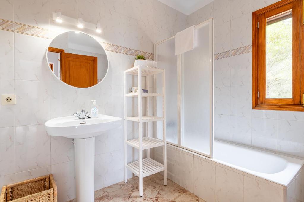 A bathroom at Finca Bosc de Can Alou by Mallorca House Rent