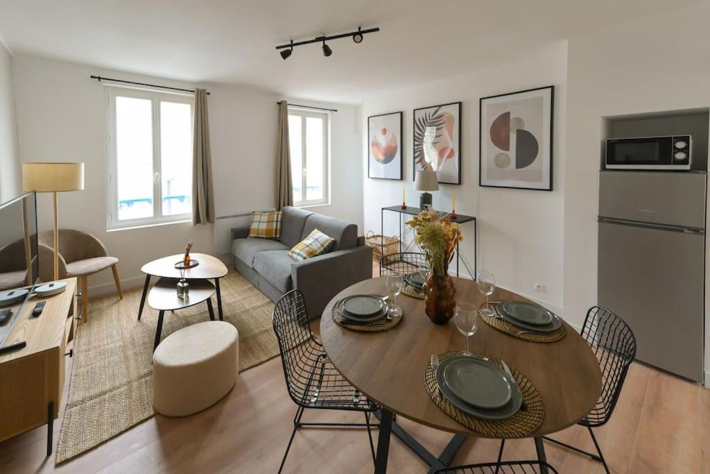 une cuisine et un salon avec une table et des chaises dans l'établissement Soif d'Evasion - 4 personnes, au Havre