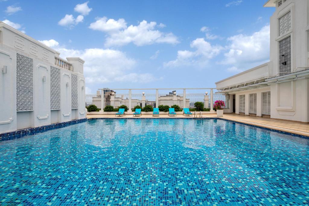 Bazén v ubytování voco Guangzhou Shifu by IHG nebo v jeho okolí