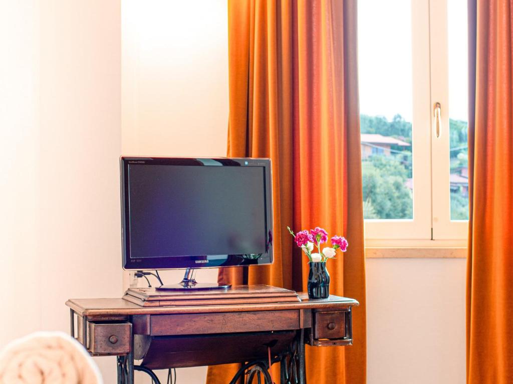 TV a/nebo společenská místnost v ubytování La Caletta Hotel Bolognese
