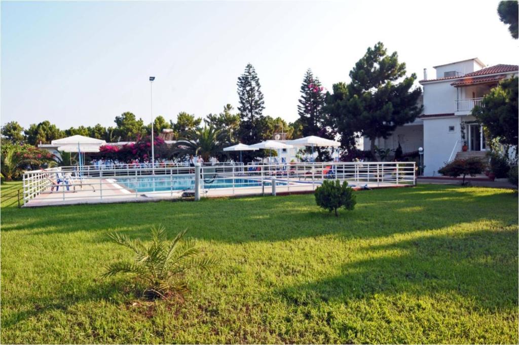 Bazén v ubytování Kipriotis Hotel nebo v jeho okolí