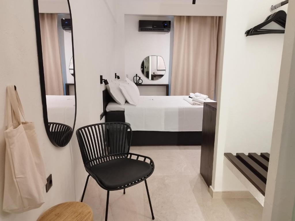 W łazience znajduje się lustro, krzesło i umywalka. w obiekcie Liberty Square w mieście Wolos