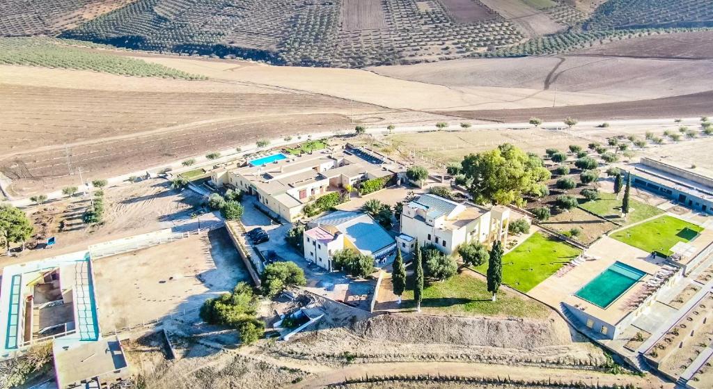 una vista aérea de una casa en el desierto en Terre De Traces Ecolodge en Sefrou