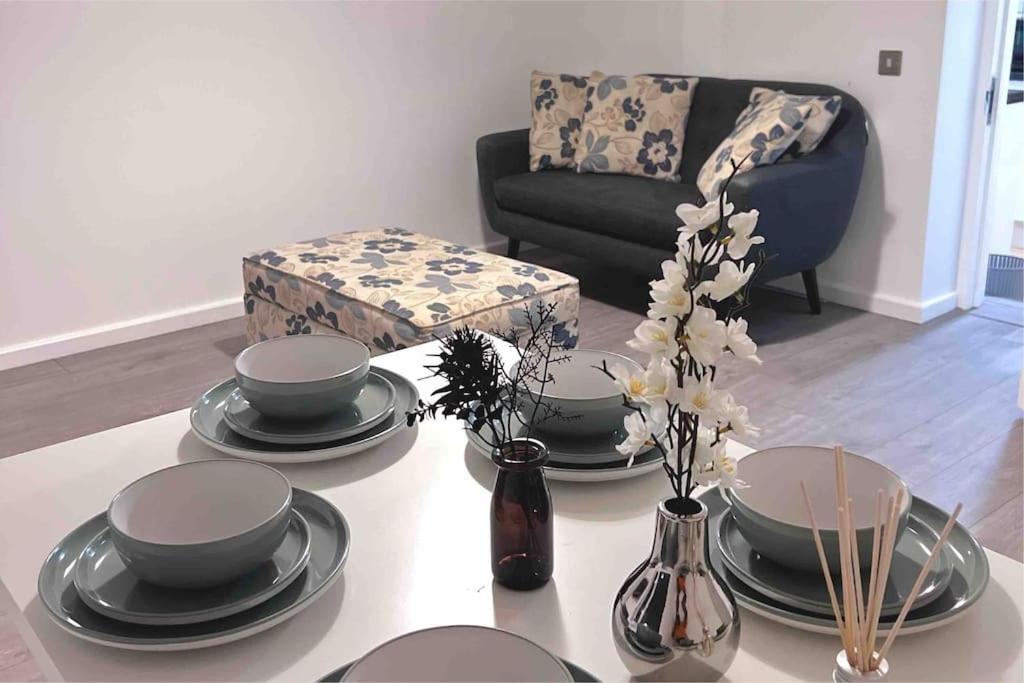 4BR Flat on the High St + Free Cable Car Tickets, London (updated