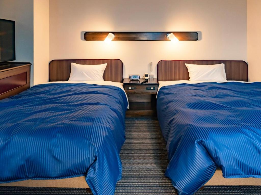 Habitación de hotel con 2 camas y TV de pantalla plana. en HOTEL MARINEPIA - Vacation STAY 92247v, en Shinkamigoto
