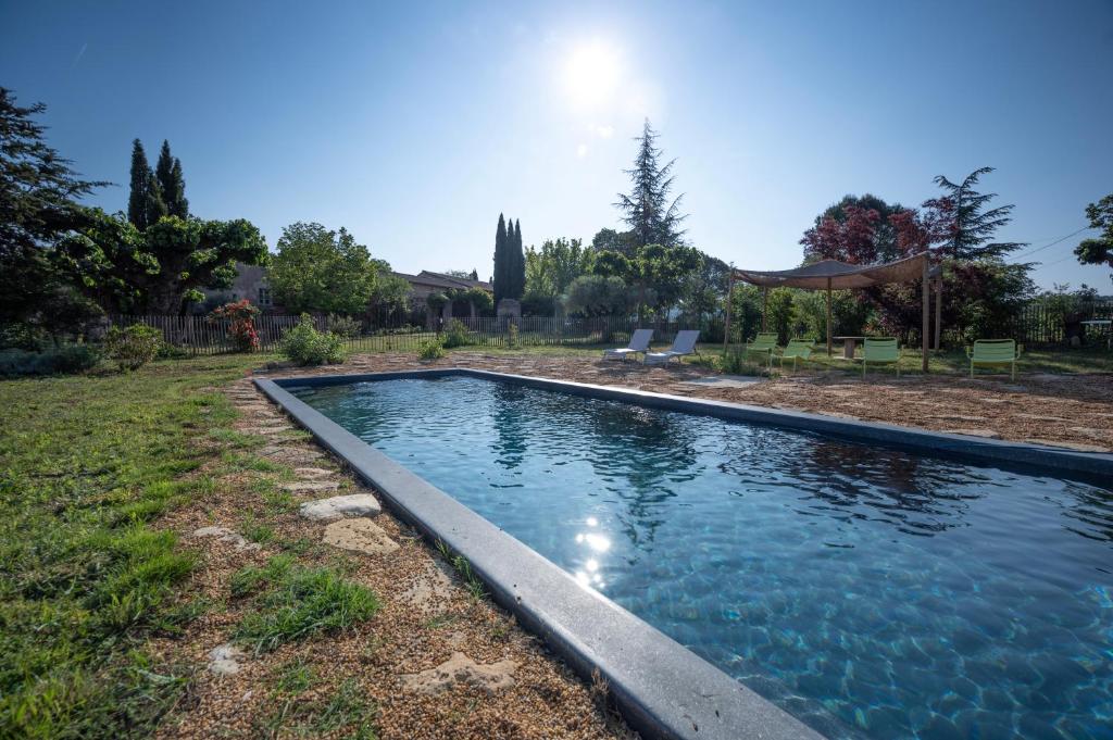 een zwembad in de achtertuin van een huis bij Le Mas Réséda in Goult