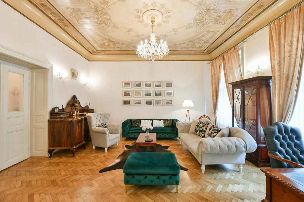 Χώρος καθιστικού στο Stunning Charles Bridge Apartment