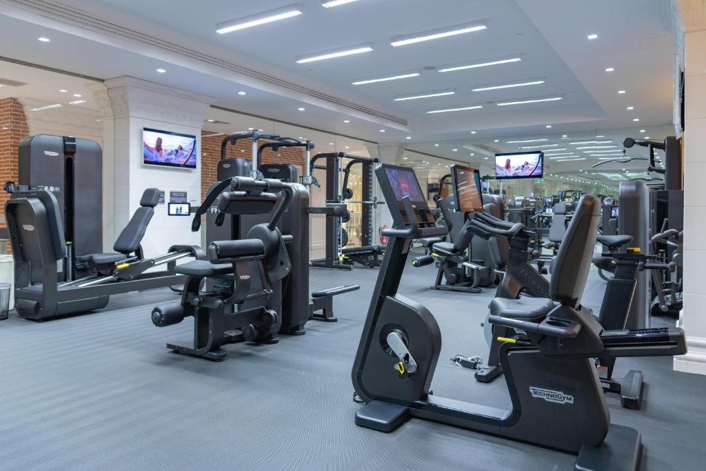 The fitness centre and/or fitness facilities at Pomegranate Wellness Spa Hotel