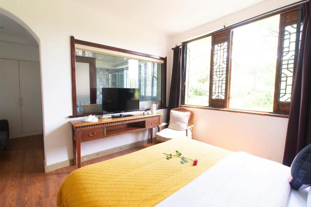 TV a/nebo společenská místnost v ubytování Alina Garden Boutique Resort Huangshan Hongcun