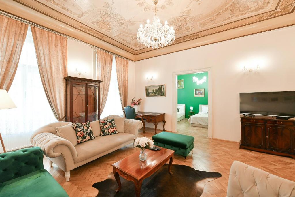 sala de estar con sofá y TV en Stunning Charles Bridge Apartment en Praga