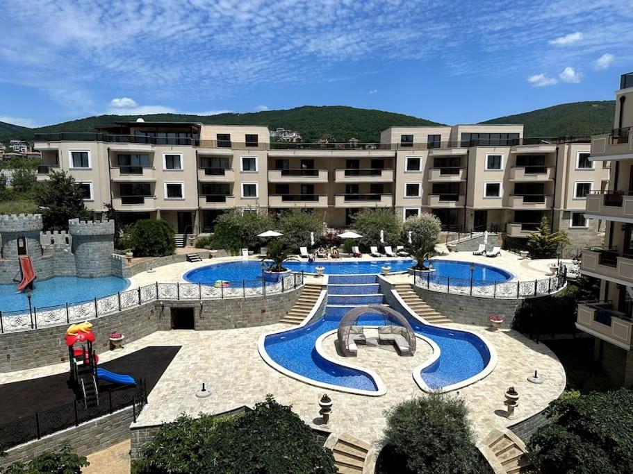 een groot appartementencomplex met twee zwembaden voor een gebouw bij Милениум 2 in Sveti Vlas