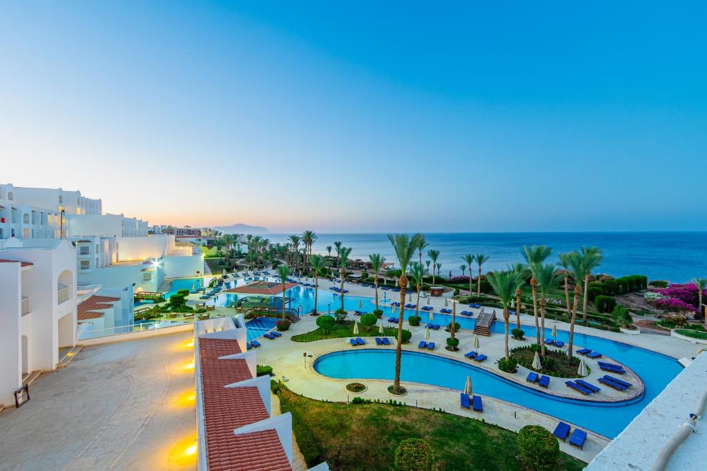 Siva Sharm Resort & SPA - Couples and Families Only في شرم الشيخ: اطلالة جوية لمنتجع مع المحيط في الخلفية
