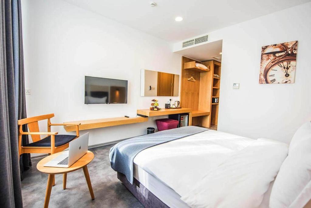 sypialnia z łóżkiem i biurkiem z laptopem w obiekcie INGATE Hotel w mieście Famagusta