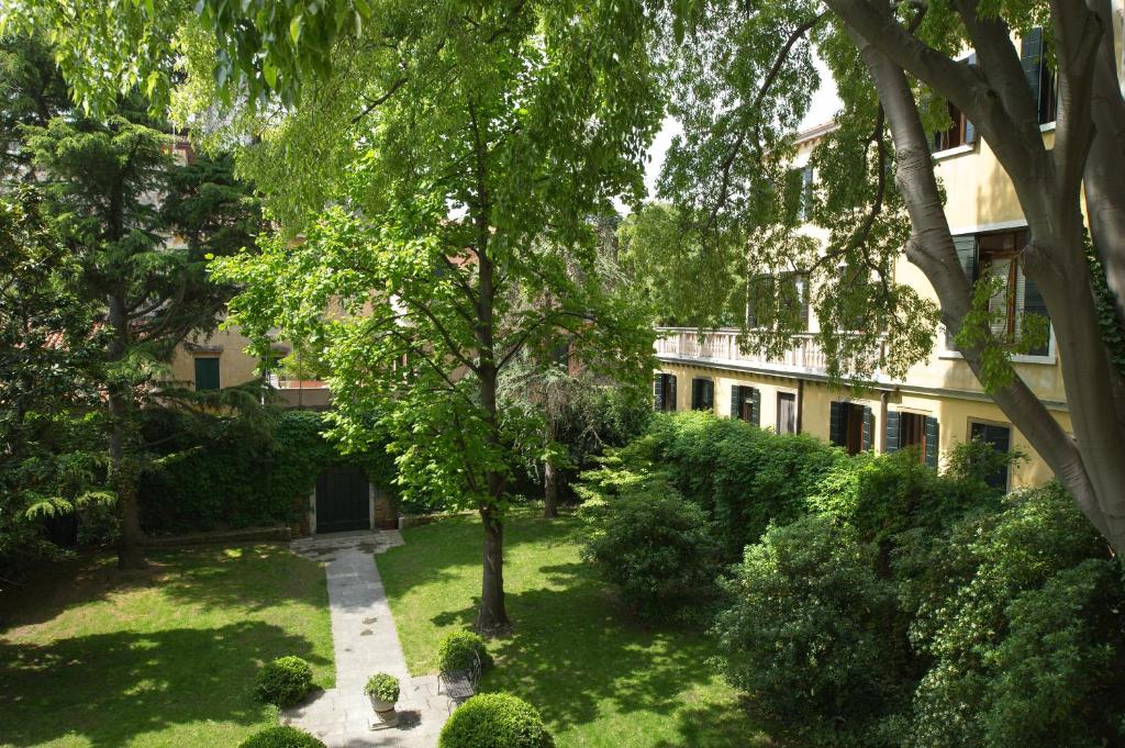 an aerial view of a yard with a building at Ca' Cerchieri 1 Garden View in Venice