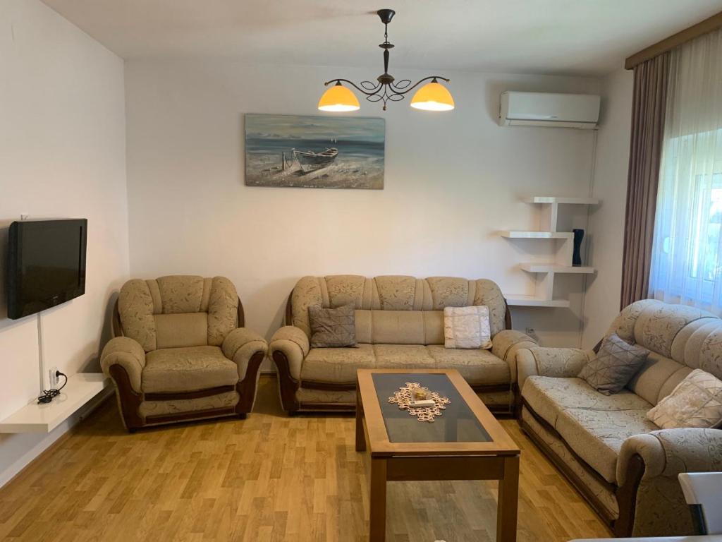 un soggiorno con due divani e una TV di Duraku Apartment a Ulcinj