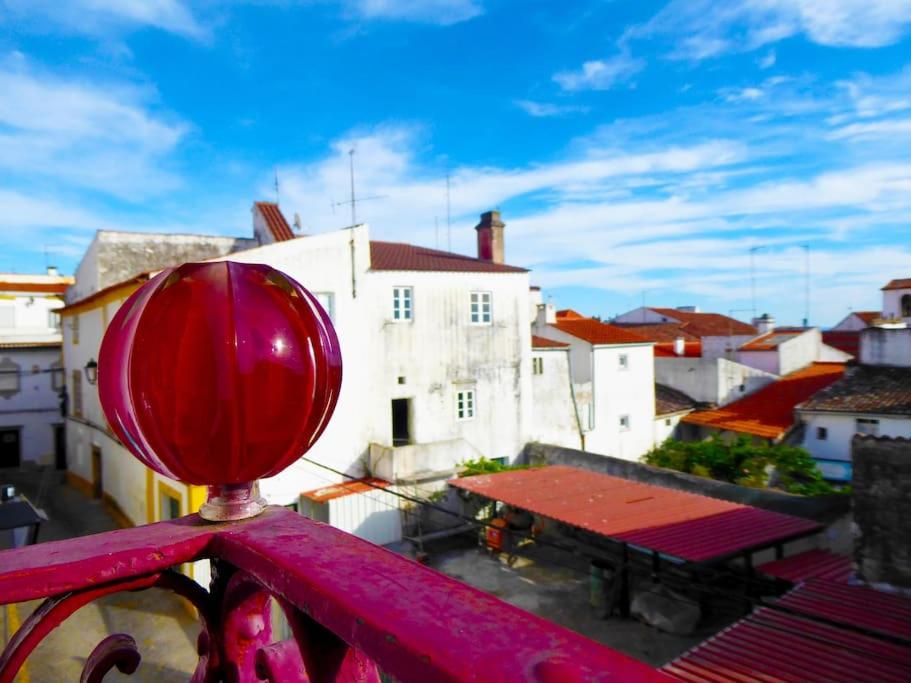 un jarrón rojo sentado en la parte superior de un balcón en Casa da Torre by Portus Alacer, en Portalegre
