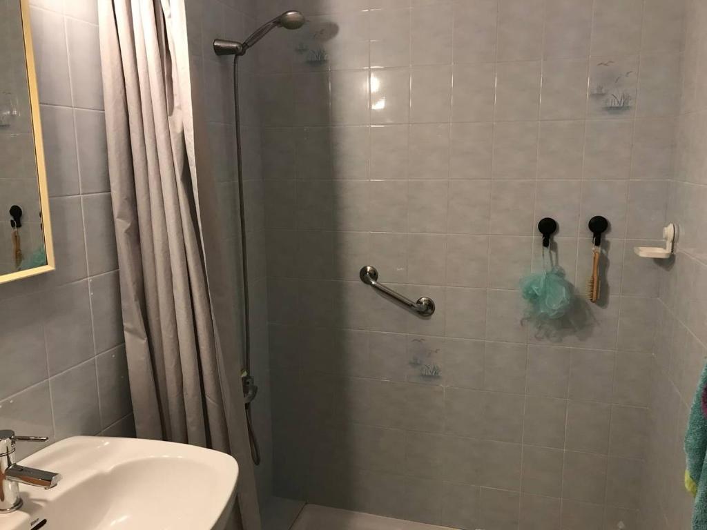 y baño con ducha y lavamanos. en Pis ampli i còmode a 5 min de l’Escala, en Bellcaire dʼEmpordà