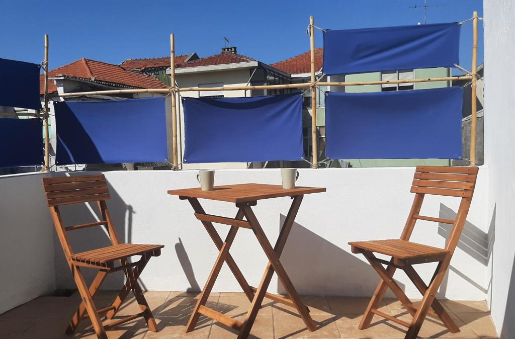 zwei Stühle und ein Tisch auf einem Balkon in der Unterkunft taol in Vila Nova de Gaia