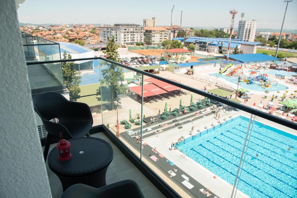 een balkon met uitzicht op een zwembad bij AquaVista Apartman in Jagodina