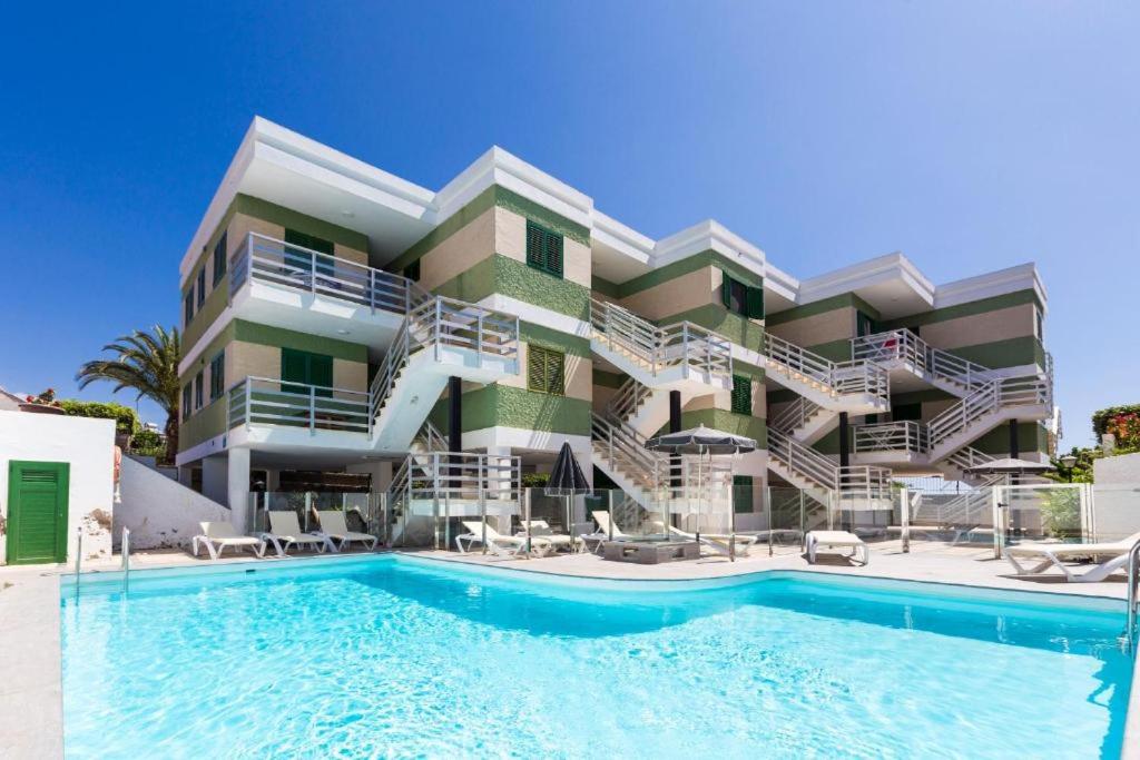 un grande condominio con piscina di PLAYA DEL INGLES-MASPALOMAS a Playa del Ingles