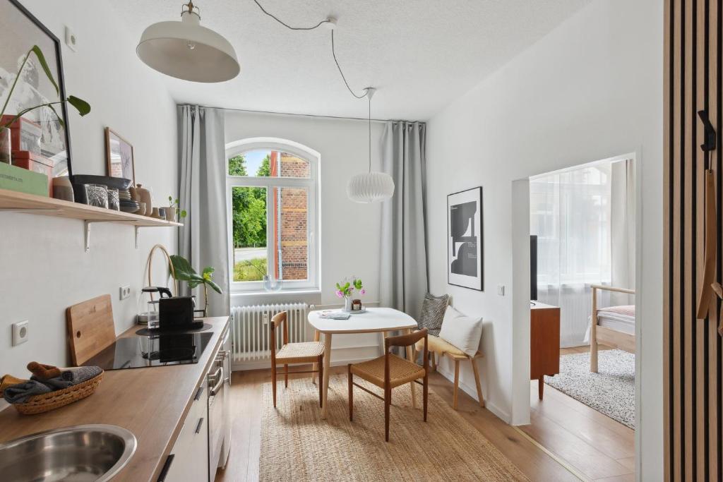 a kitchen and dining room with a table and chairs at City Apartment! Bahnhof Kongress zentral ÖPNV in Kassel