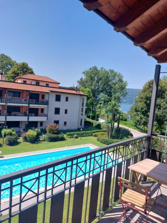 een uitzicht vanaf het balkon van een hotel met een zwembad bij A CASA DI CLARA 