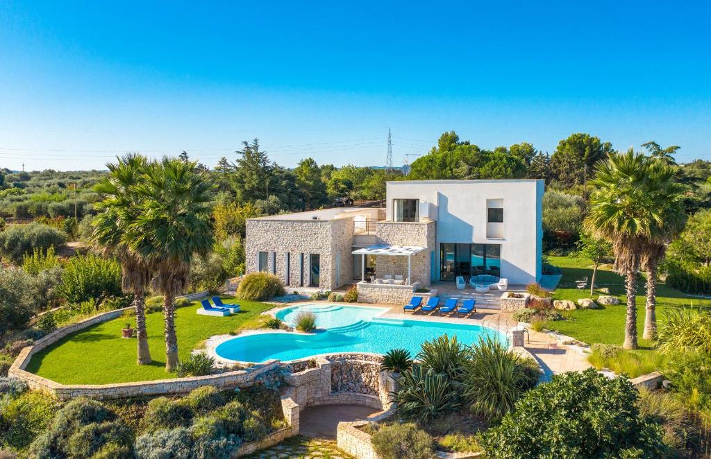 einen Luftblick auf eine Villa mit einem Pool in der Unterkunft Villa Flavia in Polignano a Mare