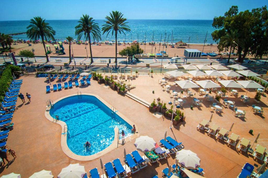 an overhead view of a swimming pool and a beach at Hotel Servigroup Trinimar in Benicàssim