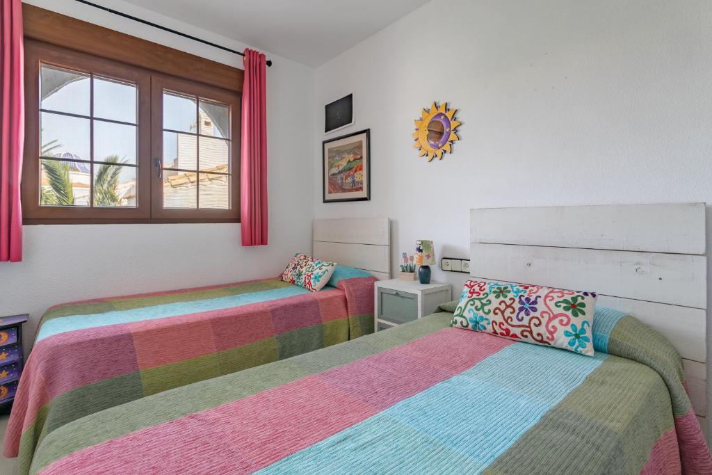 Posteľ alebo postele v izbe v ubytovaní Casa en la playa con piscinas A