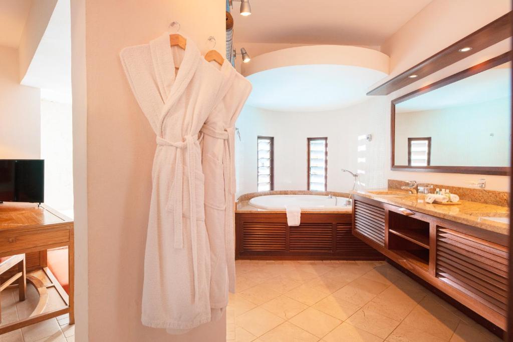 Postel nebo postele na pokoji v ubytování Le Saint Alexis **** Hotel & Spa