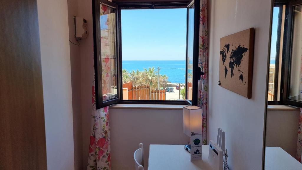 a bathroom with a window with a view of the ocean at Las Terrazas sobre el Mar by Holiday World in Marina di Palma