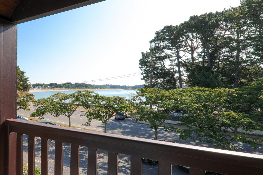 d'un balcon avec vue sur le lac. dans l'établissement À 100m de la plage, Carnac, duplex vue mer pour 3, à Carnac