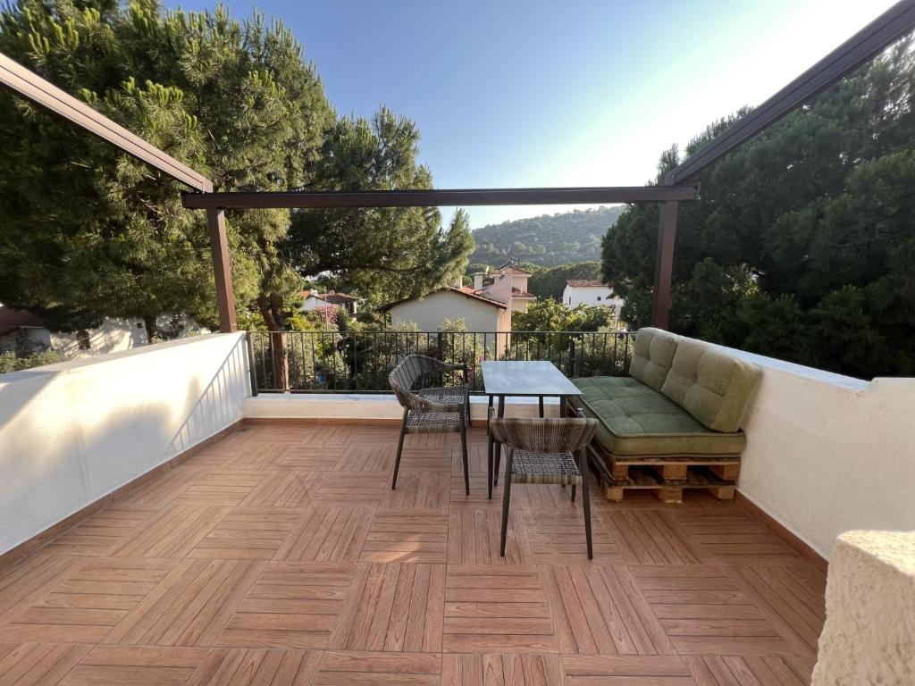 patio ze stołem i krzesłami na balkonie w obiekcie Chic Villa with Terrace and Rooftop in Izmir w mieście Izmir