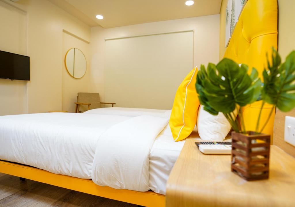 Postel nebo postele na pokoji v ubytování Bloom Hotel Koregaon Park