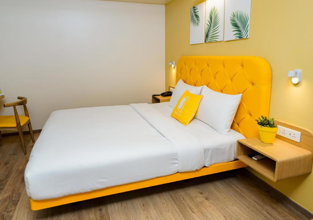 Postel nebo postele na pokoji v ubytování Bloom Hotel Koregaon Park