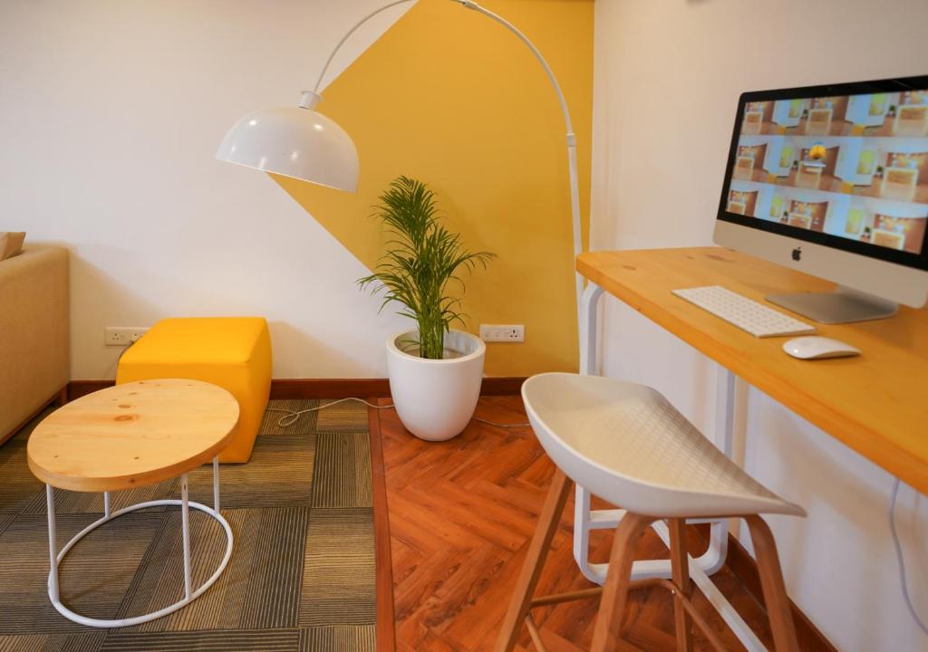 TV a/nebo společenská místnost v ubytování Bloom Hotel Koregaon Park