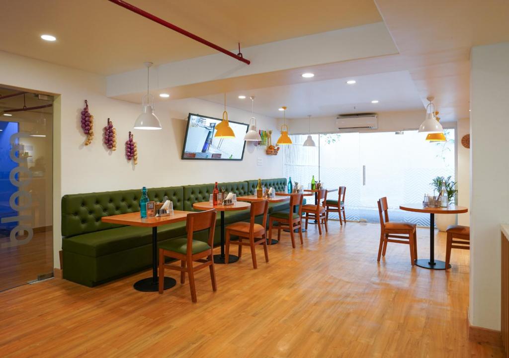 TV a/nebo společenská místnost v ubytování Bloom Hotel Koregaon Park