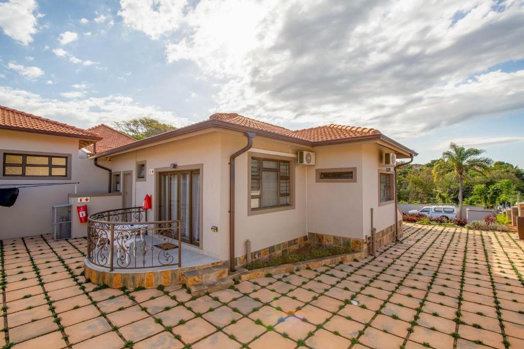 una casa con patio frente a ella en 31 on Windsor en Durban