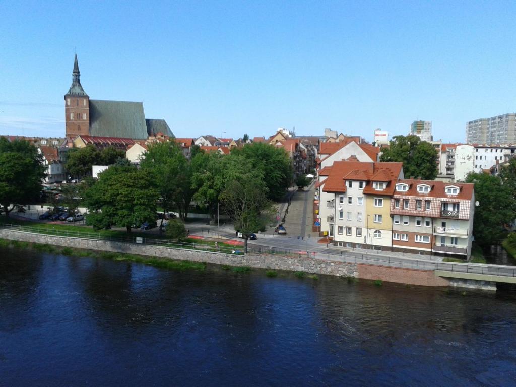vistas a una ciudad con río y edificios en 2pokojowy apartament przy Starówce w Kołobrzegu, en Kołobrzeg