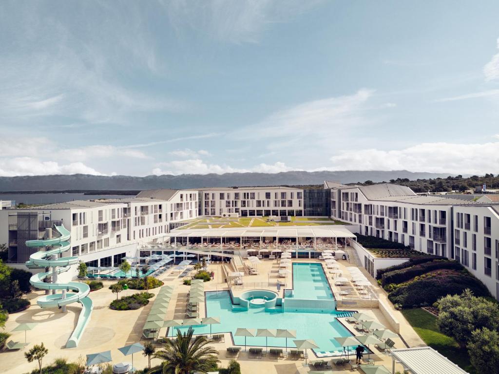 una vista aerea su un resort con piscina e scivoli di Falkensteiner Family Hotel Diadora a Zara (Zadar)