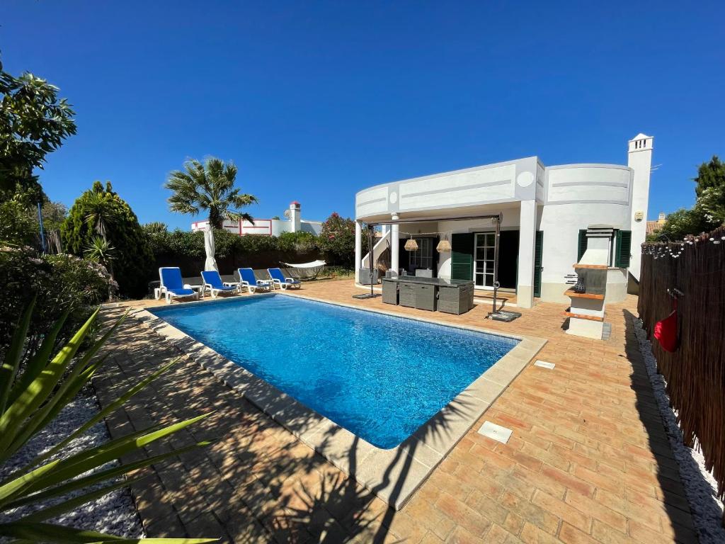 uma piscina em frente a uma casa em Spacious 3 bedroom villa with pool na Praia da Luz