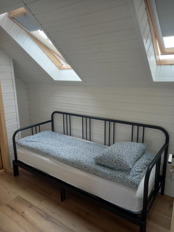 ein Schlafzimmer mit einem Bett in einem Zimmer mit Oberlichtern in der Unterkunft Morski 1 in Stegna
